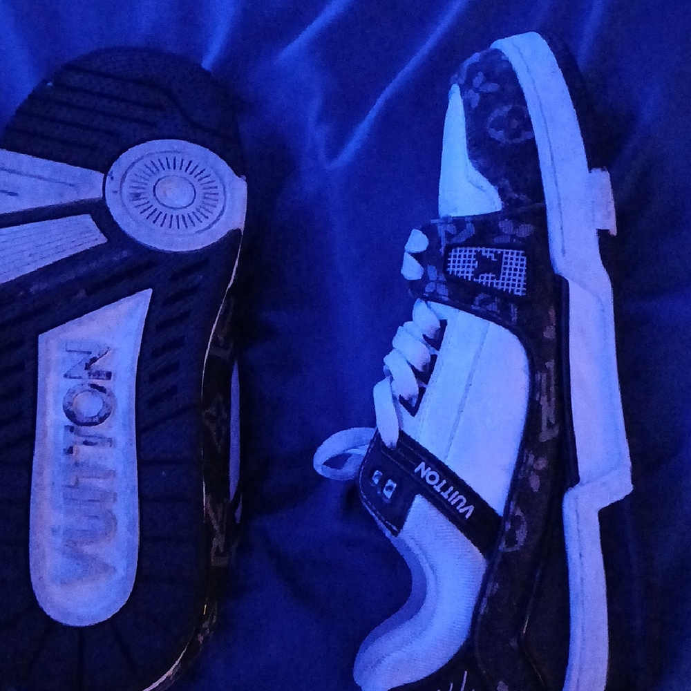 Louis Vuitton Black and White Monogram Sneakers - Picture 4 of 4